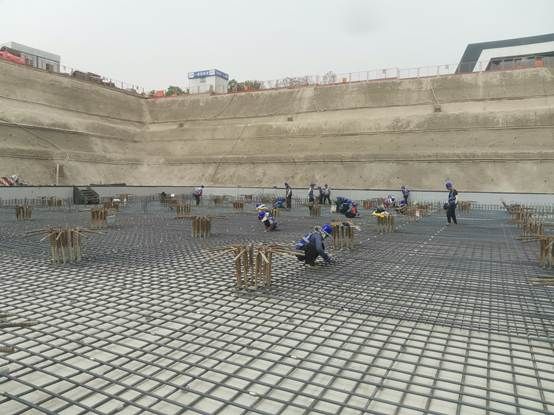 一群人站在围栏边 AI 生成的内容可能不正确。