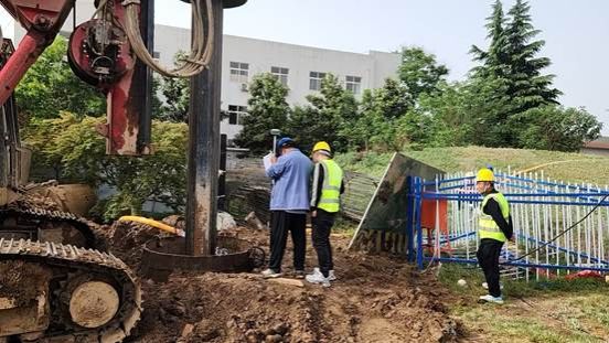 一群人站在草地上 AI 生成的内容可能不正确。