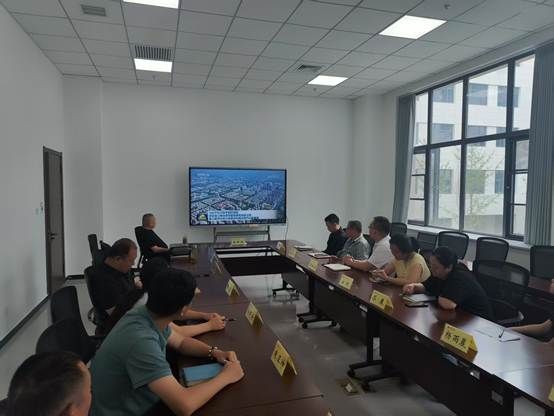 会议室里的人们 AI 生成的内容可能不正确。