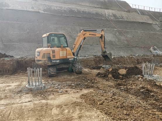 拖拉机在地上 AI 生成的内容可能不正确。