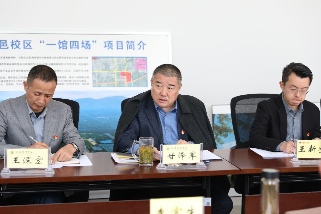 一些人在桌子前AI 生成的内容可能不正确。