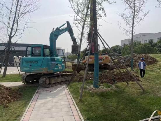 绿色的卡车 AI 生成的内容可能不正确。