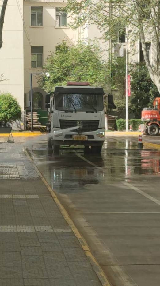 建筑旁的路上行驶 AI 生成的内容可能不正确。