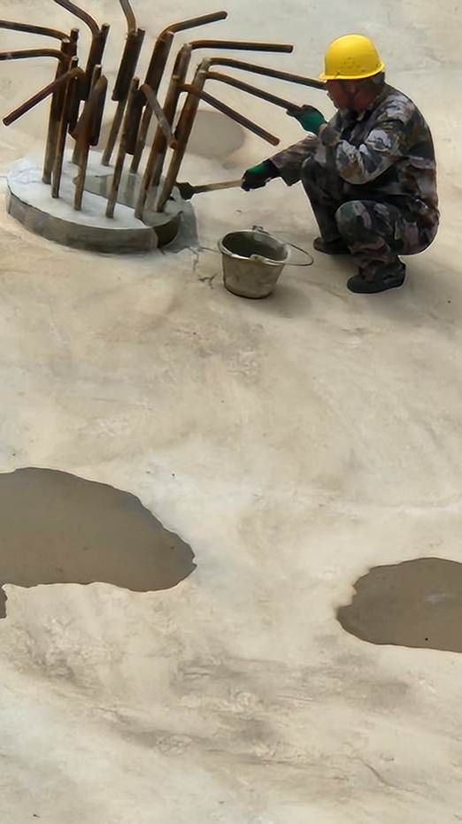 图片包含 人, 男人, 桌子, 骑 AI 生成的内容可能不正确。