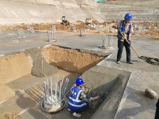 图片包含 户外, 男人, 水, 站 AI 生成的内容可能不正确。