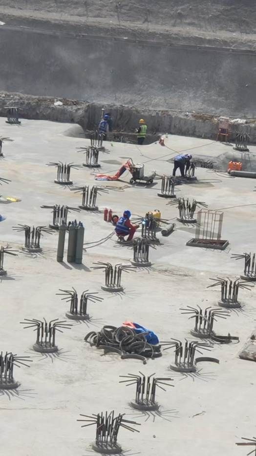 许多人在雪地上 AI 生成的内容可能不正确。