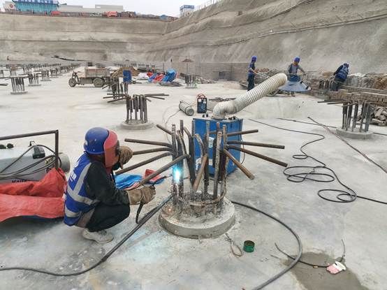 沙滩上有许多人 AI 生成的内容可能不正确。