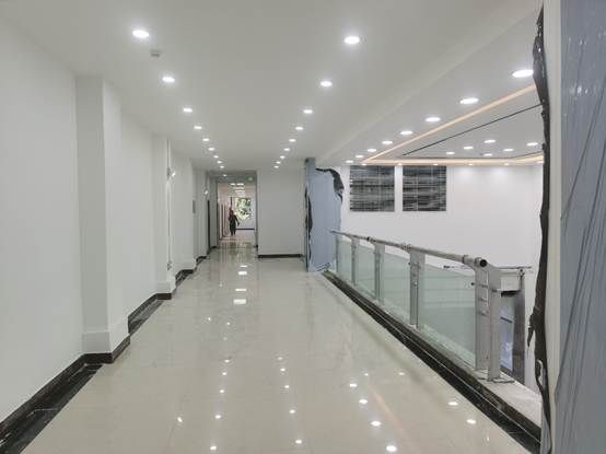 图片包含 室内, 天花板, 长, 建筑 AI 生成的内容可能不正确。