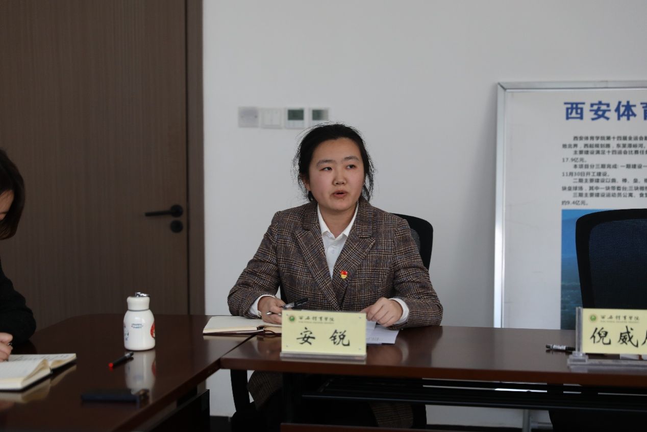 图片包含 室内, 桌子, 男人, 电脑AI 生成的内容可能不正确。