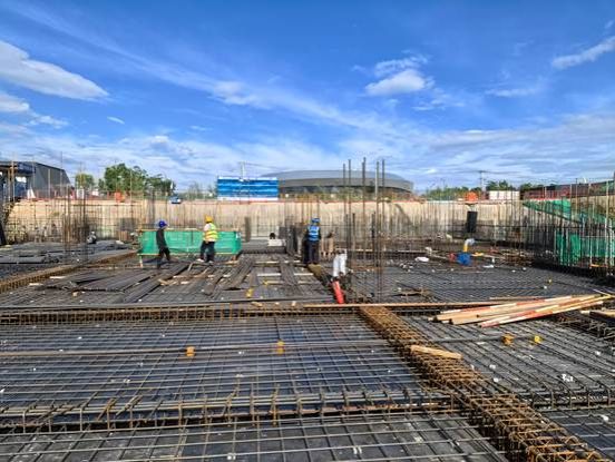 沙滩上有许多人 AI 生成的内容可能不正确。