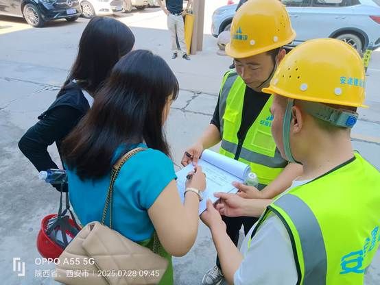 戴头盔的小孩 AI 生成的内容可能不正确。